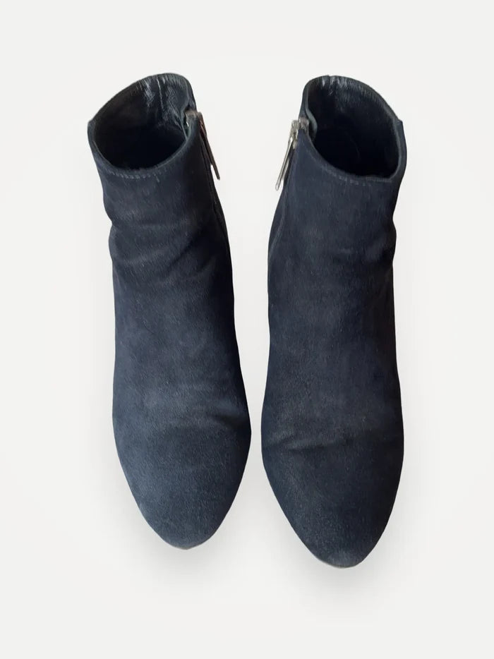 Apair-boots