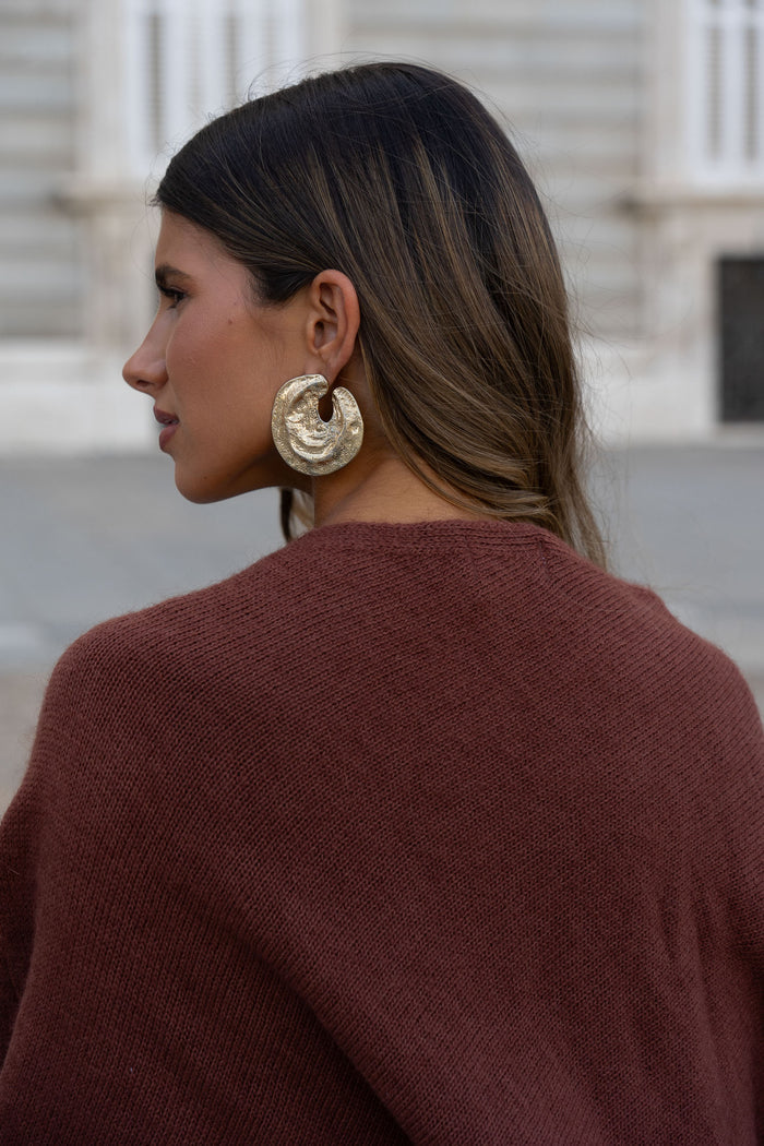 Poncho Inaya Marrón de Lady Pipa para completar looks de invitada.
