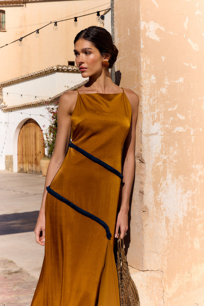 Vestido Ipanema Mostaza maxi de tirantes fluido de Lady Pipa para invitada de boda.