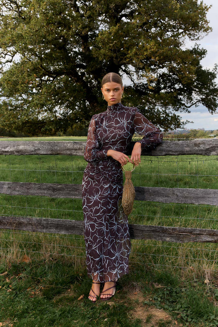 Vestido Solene Floreza Marrón midi de manga larga fluido de Lady Pipa para invitada de boda.